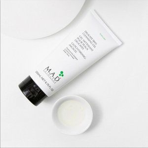 DELICATE SKIN CLEANSING GEL